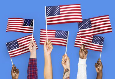 Amerika Birleşik Devletleri bayrakları sallayarak elleri
