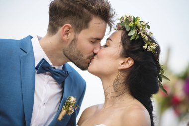 Sahilde düğün töreninde genç çift