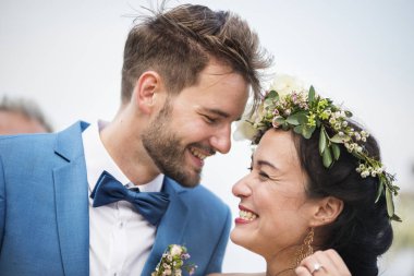 Sahilde düğün töreninde genç çift