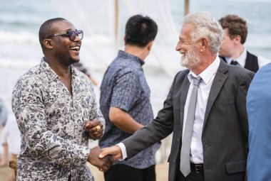 Beach düğün de arkadaşlar