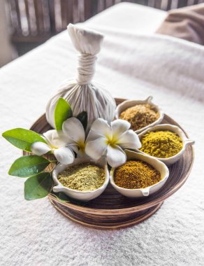 Bitkisel topu sıcak masaj sıkıştırmak