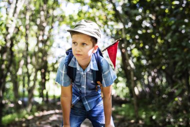 Çocuk bir orman yoluyla hiking