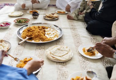 Müslüman aile yerde akşam yemeği