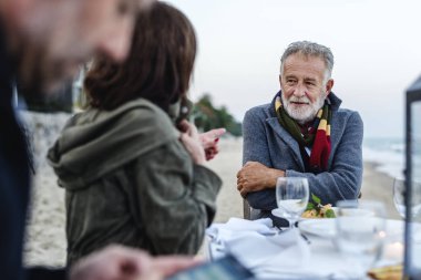 Sahilde olgun arkadaşlarım bir akşam yemeği parti