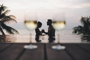 Romantik bir gün batımı zevk çift