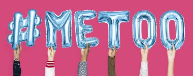 Kelime #metoo oluşturan mavi alfabe balonlar