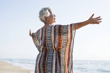 Sahilde Asyalı kadın kıdemli