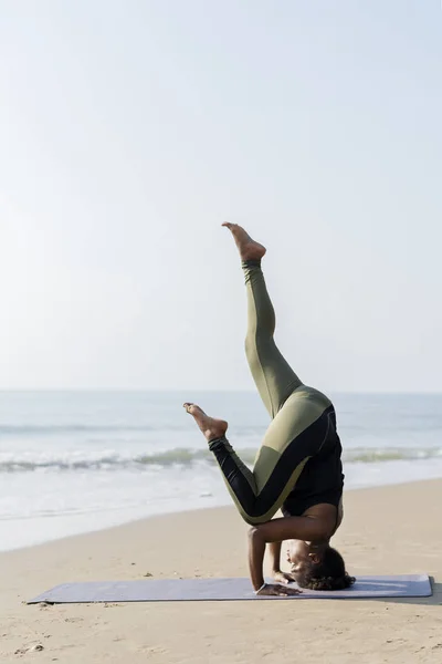 African American Woman Öva Yoga Stranden — Stockfoto