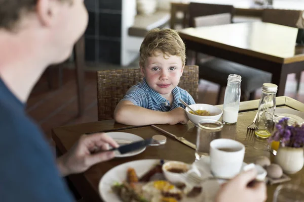 Jongetje Genieten Van Eten Ontbijt — Stockfoto