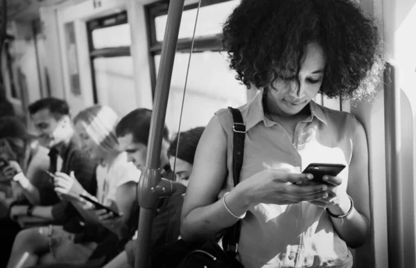 Jovem Usando Smartphone Metrô — Fotografia de Stock