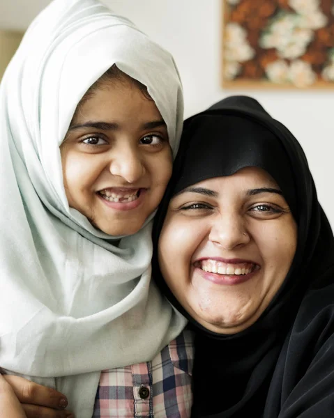 Ibu Muslim Memeluk Putrinya Dengan Cinta — Stok Foto