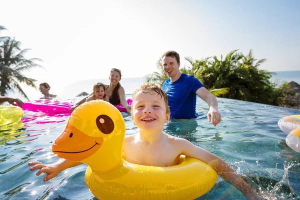 Familia Jugando Una Piscina — Foto de Stock