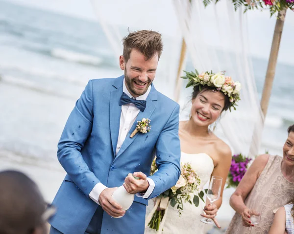 Νεαρό Ζευγάρι Μια Τελετή Γάμου Στην Παραλία — Φωτογραφία Αρχείου