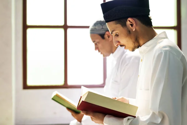 Muslim Membaca Dari Quran — Stok Foto