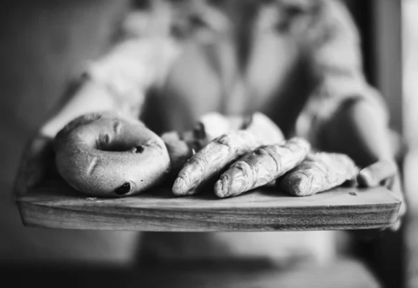 Fechar Mãos Segurando Pão Fresco Assado Bandeja Madeira — Fotografia de Stock