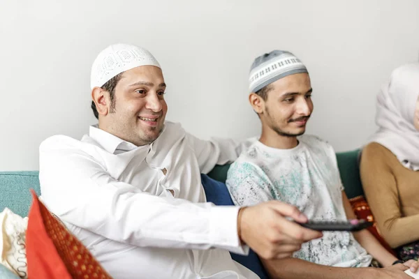 Família Muçulmana Assistindo Casa — Fotografia de Stock