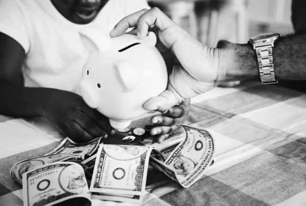 Pai Filha Economizando Dinheiro Banco Porquinho — Fotografia de Stock