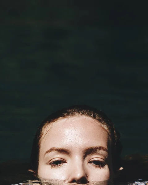 Портрет Красивої Жінки Під Водою — стокове фото