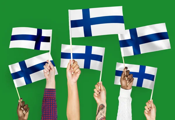 Руки Размахивают Флагами Финляндии — стоковое фото
