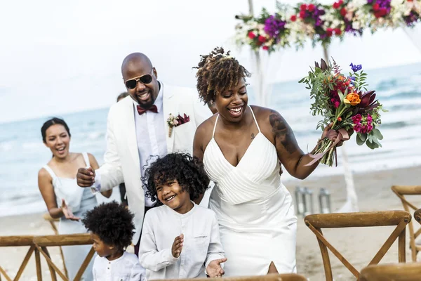 Счастливая Невеста Жених Свадебной Церемонии Тропическом Острове — стоковое фото