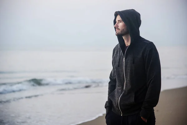 Человек Идущий Одиночестве Пляже — стоковое фото