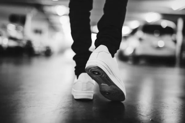 Moda Calle Con Jeans Zapatillas — Foto de Stock