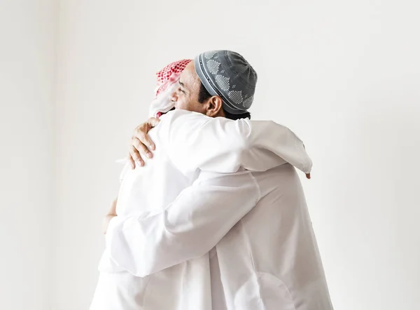 Pria Muslim Berpelukan Satu Sama Lain — Stok Foto