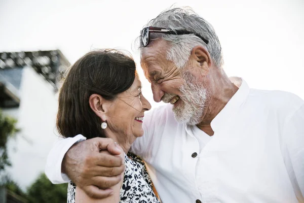 Modent Par Som Ferierer Feriested – stockfoto