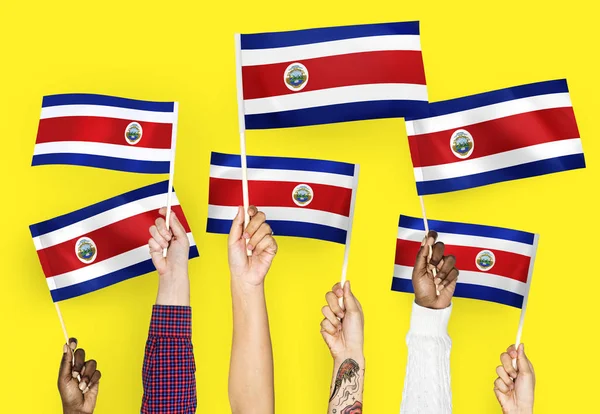 挥舞着哥斯达黎加国旗的手 — 图库照片