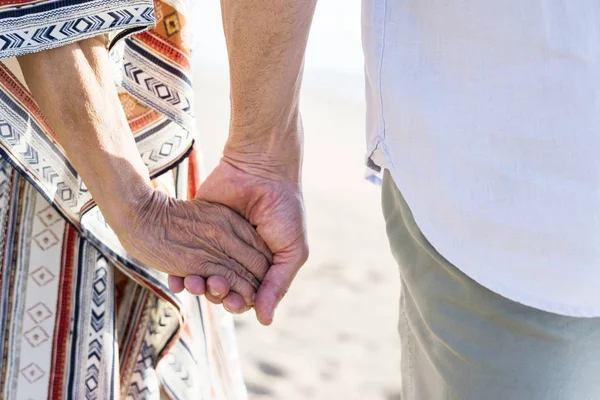 Dospělý Pár Drželi Ruce Pláži — Stock fotografie