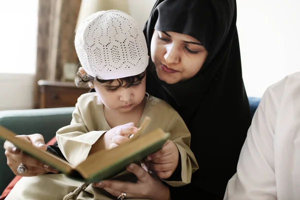 Muslim Membaca Dari Quran — Stok Foto