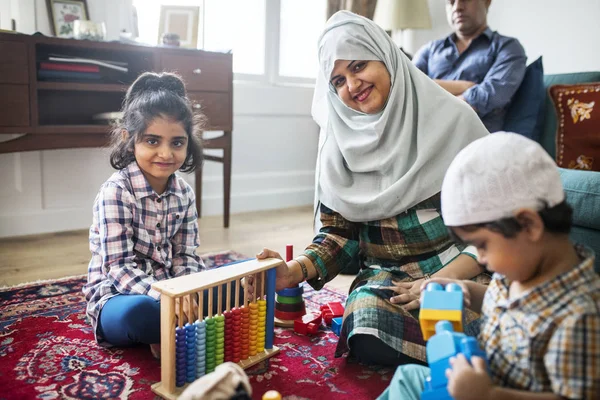 Muslimsk Familj Avkopplande Och Spelar Hemma — Stockfoto