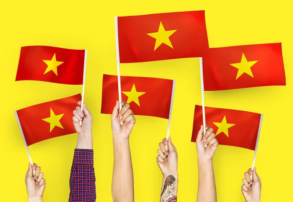 Vietnam Bayrakları Sallayarak Elleri — Stok fotoğraf