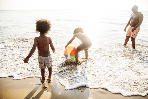 Familia Africana Disfrutando Playa — Foto de Stock