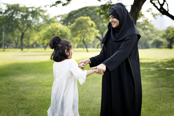 Ibu Muslim Dengan Anak Perempuan Taman — Stok Foto