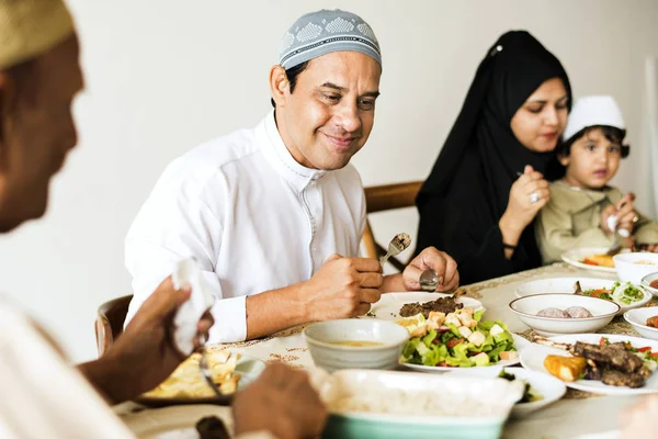 Família Muçulmana Tendo Uma Festa Ramadã — Fotografia de Stock