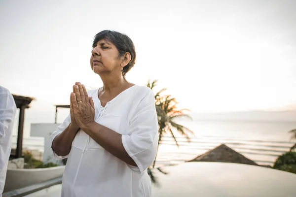 Mujer Mayor Practicando Yoga Por Mañana —  Fotos de Stock