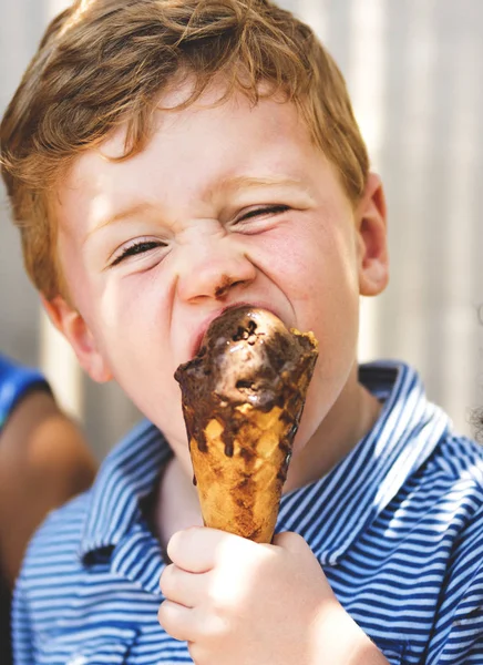 Kleine Jongen Genieten Van Een Ijsje — Stockfoto