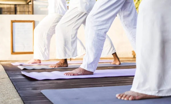 Kelompok Senior Berlatih Yoga Pagi Hari — Stok Foto