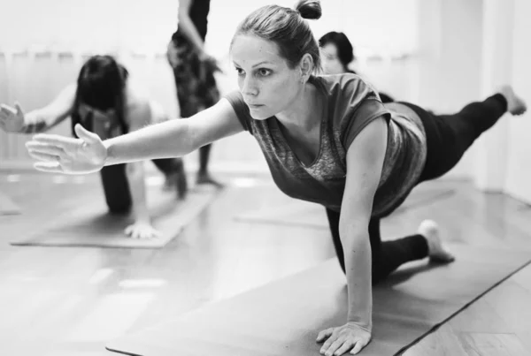 Zwangere Vrouw Yoga Klasse — Stockfoto