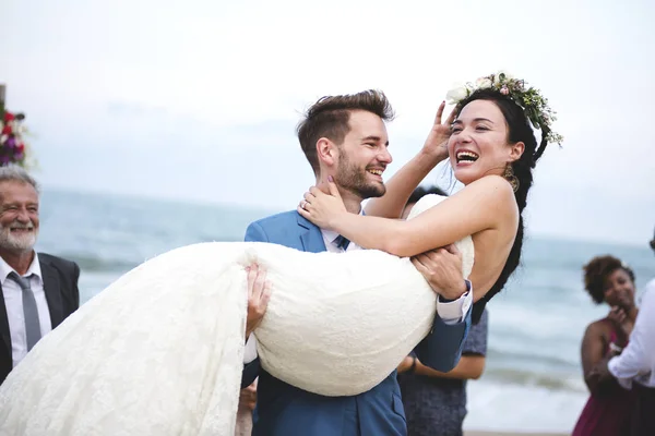 Jong Koppel Een Huwelijksceremonie Het Strand — Stockfoto