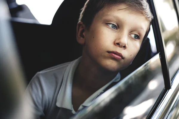 Мальчик Смотрит Окна Автомобиля — стоковое фото