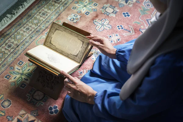 Wanita Muslim Membaca Dari Quran — Stok Foto