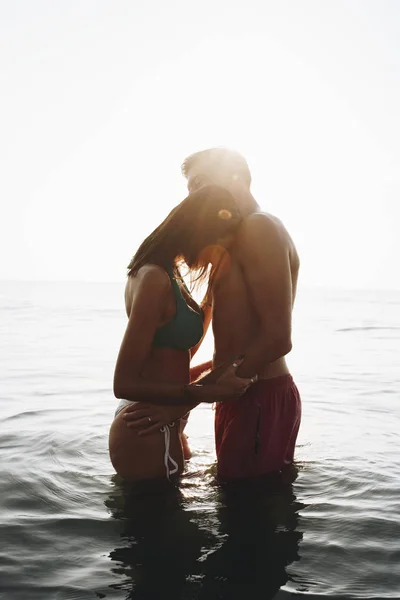 Ρομαντικό Ζευγάρι Στη Θάλασσα Ηλιοβασίλεμα — Φωτογραφία Αρχείου