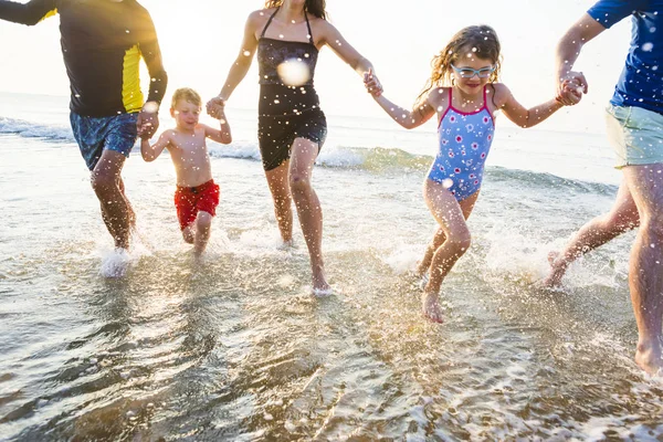 Familie Spielt Strand — Stockfoto