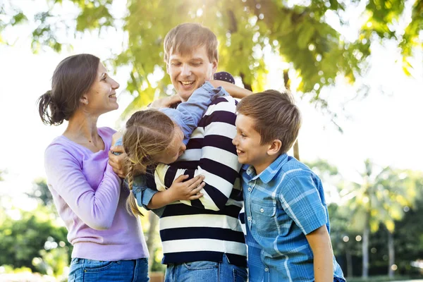 Família Divertindo Parque — Fotografia de Stock