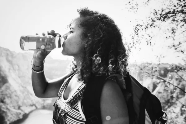 Viajante Fêmea Bebendo Água Uma Garrafa — Fotografia de Stock