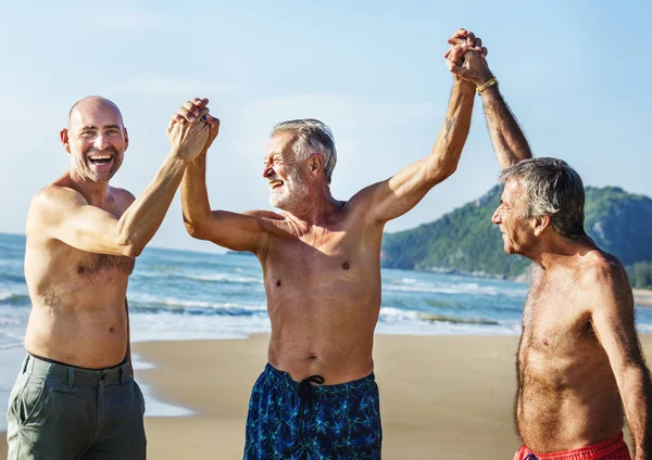 Старшие Друзья Наслаждаются Пляжем Летнее Время — стоковое фото