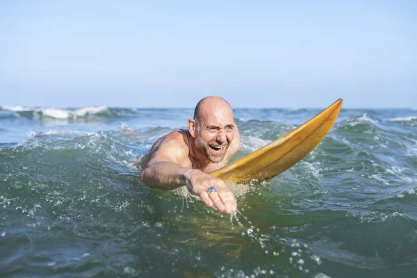 Äldre Man Surfbräda — Stockfoto