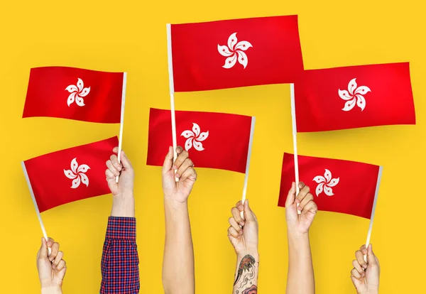 Руки Размахивают Флагами Гонконга — стоковое фото